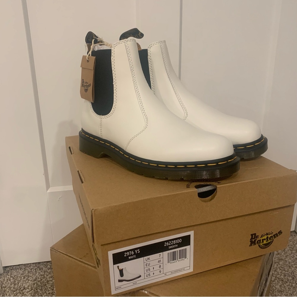 NWT Dr. Martens 2976 Yellow Stitch Smooth Leather Boots - Picture 3 of 8